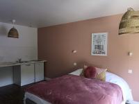 Suite mit Kingsize-Bett und Poolblick
