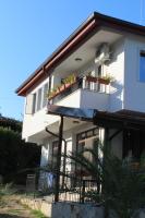 Бадевски рай-къща Вяра - B&B
