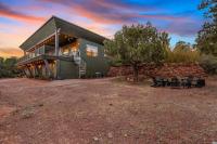 Close to Fresh Creek! Sleeps 12 ~ Amazing Views w/Serene Open Space ~ Hot Tub + Game Room ~ Trails outside - B&B