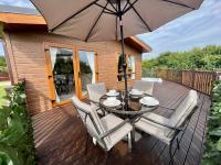 B&B Little Habton - Buttercup Lodge With Hot Tub - Bed and Breakfast Little Habton