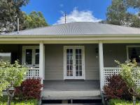 Brokenback Vineyard Cottage - B&B