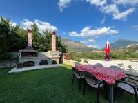 River Escape Villa - Private Beach, Scenic View & BBQ - B&B
