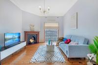 KOZYGURU Campsie Oldie-but-goodie look 4 Bed House NCA011 - B&B Sydney