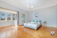 KOZYGURU Campsie Oldie-but-goodie look 4 Bed House NCA011 - B&B