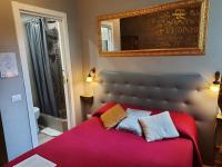 Small Double Room - Ground Floor, Garden view