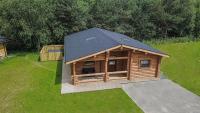 B&B Morpeth - Aspen Lodge, Amazing New Log Cabin with Hot Tub - Sleeps 6 - Felmoor Park - Bed and Breakfast Morpeth