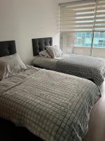 18 Metros , Costado Clinica las Condes ,hasta 5 personas - B&B