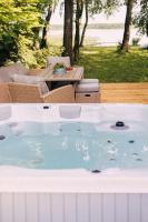 Letnisko21 - domek z jacuzzi na tarasie, panoramiczny widok na jezioro, 38 kroków do pomostu - Chambres d'hôtes Nowęcin
