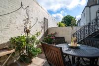 Fantastic 1 bedroom apartment with private patio - Bed and Breakfast Londen