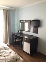 Zimmer mit Kingsize-Bett und Balkon