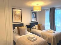 Aisiki Stays Apartments at Tottenham Hale, 4-Bedroom & 2-Bathroom, Pet-Friendly Duplex Flat, King or Twin Beds, with Free WiFi and Parking Space - Chambres d'hôtes Londres