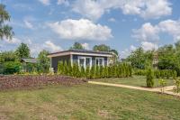 Family Garden House with Free Private Parking, Playground, BBQ and AirCond - Chambres d'hôtes Riga