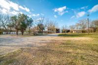 5 BDRM Home on 2 Acres Mins To Wineries Private Heated Pool and Hot Tub - Chambres d'hôtes Johnson City