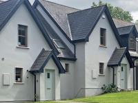 Old Court Holiday Homes Terryglass - Sleeps 6 by Trident Holiday Homes - Chambres d'hôtes Terryglass