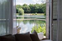 B&B Lechlade - Lakeside Villa at the Lakes By Yoo, Cotswolds - Bed and Breakfast Lechlade