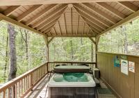 Wooded ViewsNear Helen w Fireplace & Hot Tub - Chambres d'hôtes Cornelia