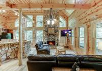 Private Luxury Cabin w Pool Table and Firepit - B&B Cornelia