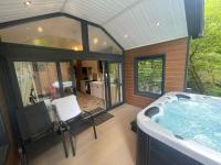 P76 - Riverside Family Pod with Hot Tub - Chambres d’hôtes