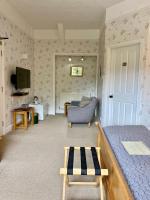 Superior King with Bath/Shower Room 8