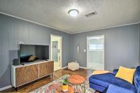 B&B Pensacola - Convenient Pensacola Home with Deck and Fire Pit! - Bed and Breakfast Pensacola