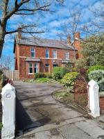 The Hot Tub Townhouse by Holiday Heim - Bed and Breakfast