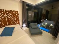 Zimmer mit Queensize-Bett und Balkon