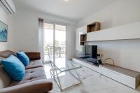 B&B San Ġiljan - Splendid 2BR Apartment, steps to St Georges Bay - Bed and Breakfast San Ġiljan