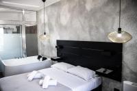 Habitación con cama extragrande y bañera de hidromasaje
