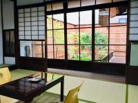 Camera Doppia in Stile Giapponese con Letti Singoli, Bagno in Comune e Vista Giardino