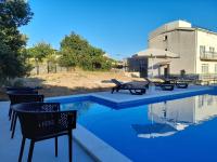 The View Split. Highlight with Roof-Top-Terrace and Pool - B&B