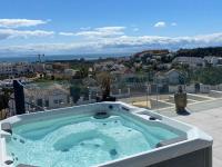 Oasis 325 New Luxury Penthouse with amazing sea view and private jacuzzi - Chambres d'hôtes Estepona