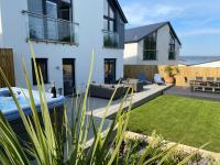 Waves Falmouth-hot tub games room very close to Swanpool beach and Falmouth GC - B&B
