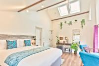 Habitación con cama extragrande y vistas a la montaña