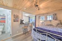 Lush Edgecomb Studio Cottage with Fire Table! - B&B Edgecomb