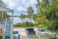 Cozy Quiet St Augustine Private Condo - 2bed, 1 bath, Sleeps 6, Steps to Historic St Augustine Center & All Tourist Attractions, Restaurants, Cafes, Backyard, Porch - B&B