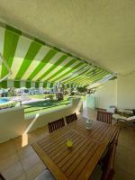 B&B El Portil - Casa adosada con porche, piscina y pista de pádel, junto al campo de golf - Bed and Breakfast El Portil