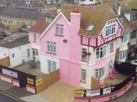 SINGER HOUSE GUEST HOUSE ,FREE PARKING ,1 BEDROOM GROUND FLOOR HOLIDAY FLAT , Private Gate & Garden & Bathroom , microwave , Fridge , Opposite Paignton Pier & Beach , Hotel Reception To Happily Help & Greet you , 1 DOUBLE BED & 1 SINGLE BED - B&B Paignton