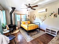 The Bluebird's Nest - Cabin with Fireplace - B&B