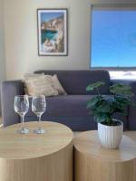 Modern Luxury 1 Bedroom Apartment - Walk to the shops! Free Wifi - Chambres d'hôtes Clarkson
