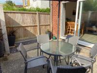 The Seagull, with driveway and patio garden - B&B