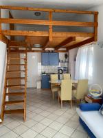 Monolocale su 2 Livelli con Balcone e Vista Mare