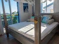 Greek Island Style 2 bedroom Villa with Pool next to the Sea - Chambres d'hôtes Larnaca
