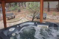Kathys Cabin, King Bed, Hot Tub, Near-NAU & Downtown attractions, Perfect Year-Round Mountain Getaway - Chambres d'hôtes Flagstaff
