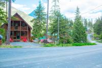 Whiskey Jack, 4 Bedroom Cabin with Outdoor Firepit - B&B Sunshine Valley