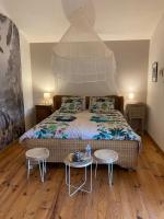Zimmer mit Queensize-Bett und Gartenblick