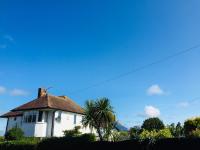 Sunnyside - Large Seaside Home with views and Hot Tub - Chambres d'hôtes Prestatyn