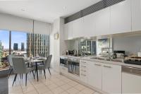 Sophisticated Designer Condo W River & City Views - B&B Melbourne