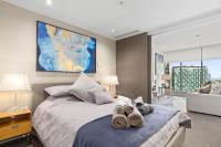 Sophisticated Designer Condo W River & City Views - B&B Melbourne