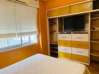Departamento de 2 dormitorios todos los servicios incluidos aire acondicionado en todos los ambientes TV WiFi excelente ubicación INCLUYE cochera - Chambres d'hôtes Rosario