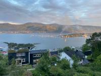 Great place with a stunning view of the mountains and the fjord - Chambres d’hôtes Ålesund